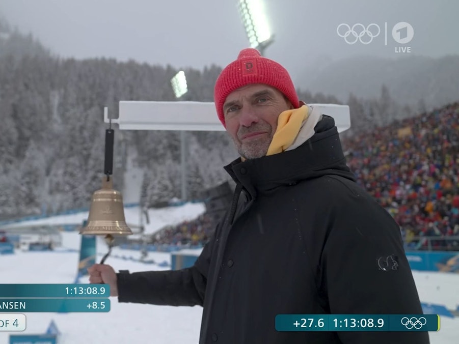 Jürgen Klopp läutet die Glocke beim Biathlon bei Olympia.