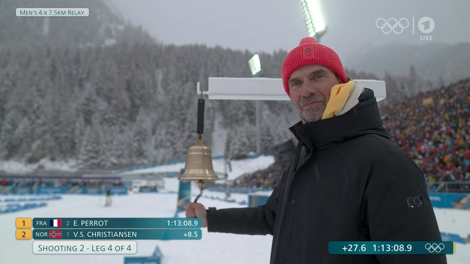 Jürgen Klopp läutet die Glocke beim Biathlon bei Olympia.