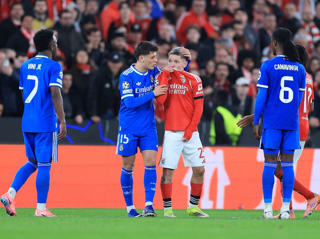 Gianluca Prestianni versteckt seinen Mund hinter seinem Trikot.