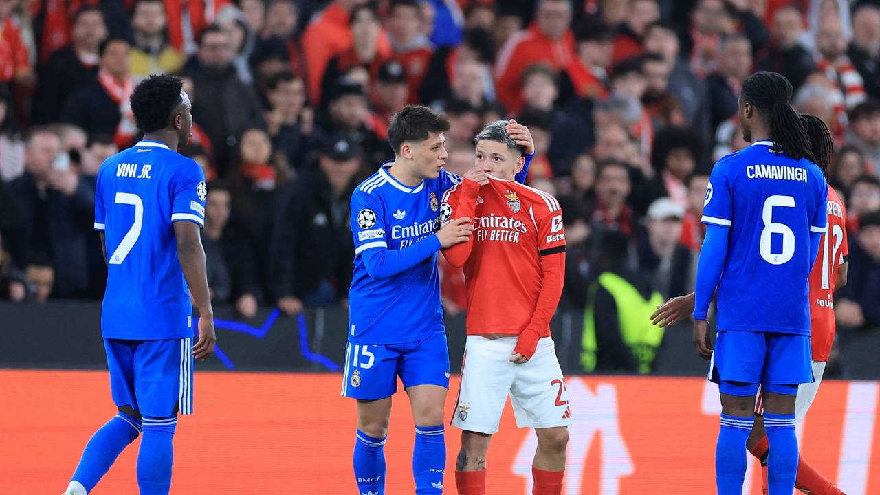 Gianluca Prestianni versteckt seinen Mund hinter seinem Trikot.