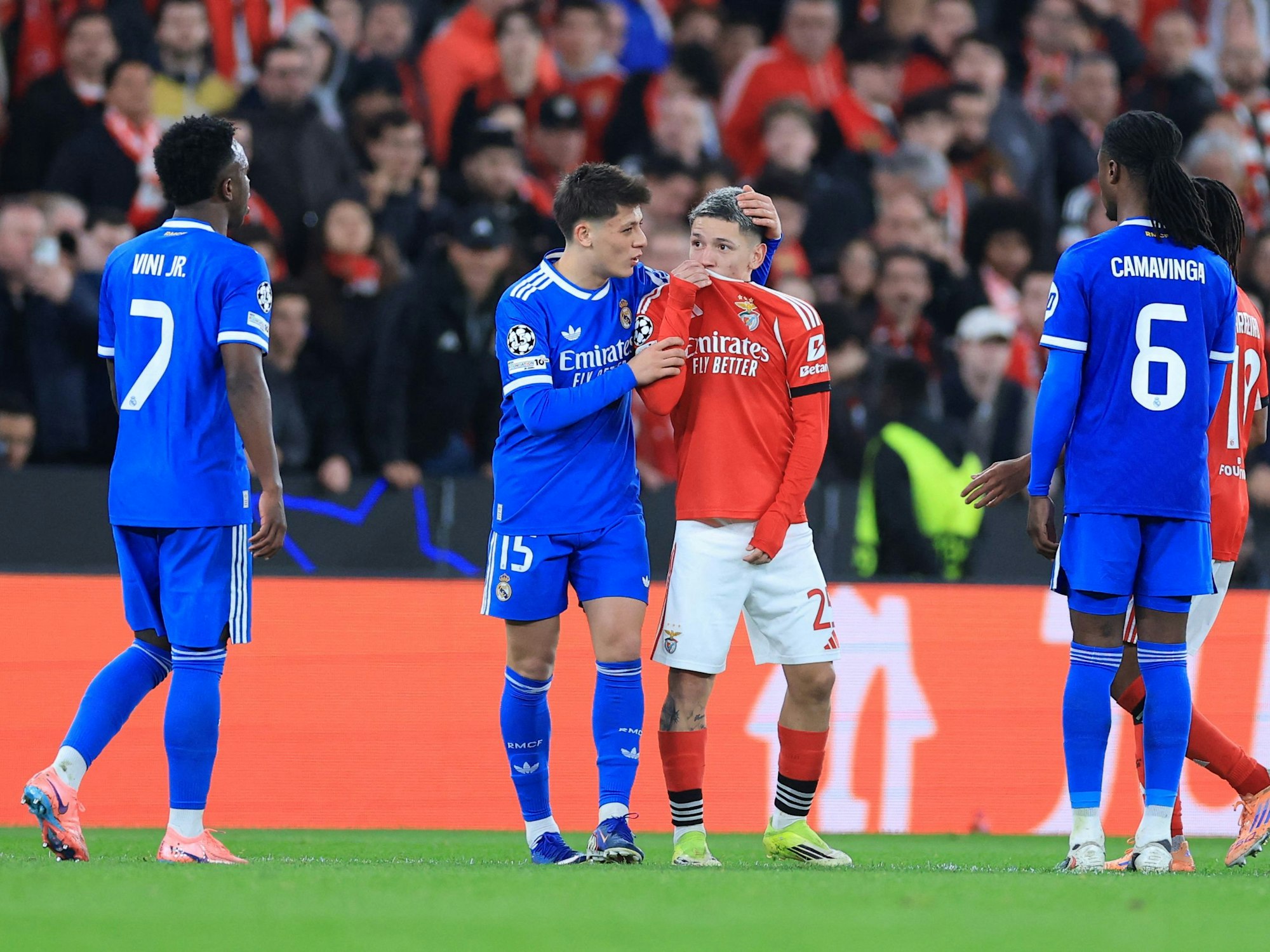 Gianluca Prestianni versteckt seinen Mund hinter seinem Trikot.