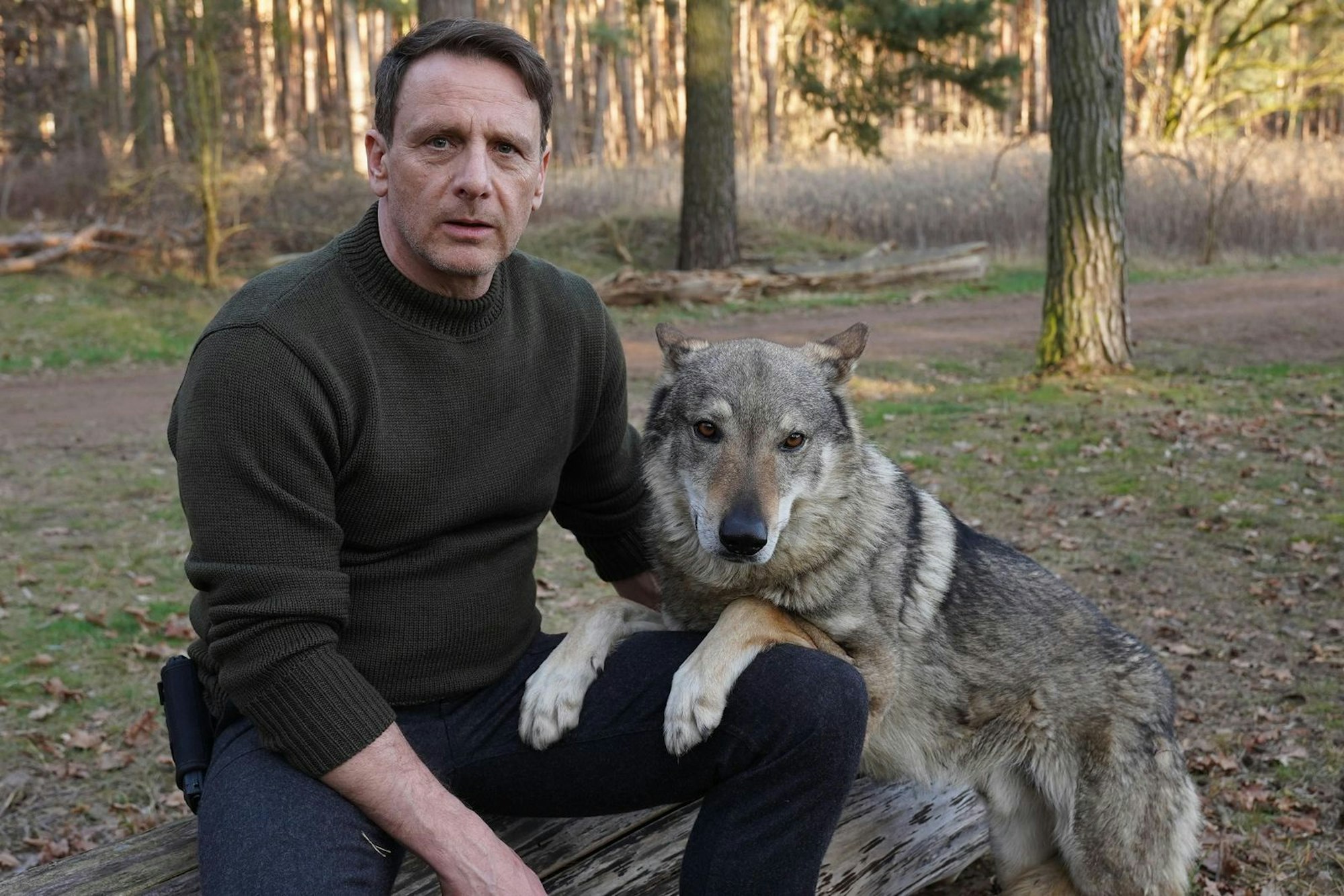 Seit 2023 spielt Hendrik Duryn in der RTL-Krimi-Reihe „Dünentod - Nordsee-Krimi“ den Ermittler Tjark Wolf. (Bild: RTL)