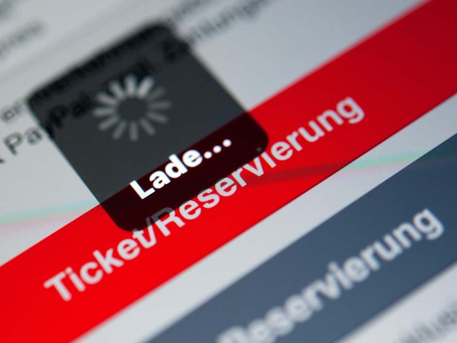 Ein Ladebildschirm ist auf dem Display eines Handy in der Navigator App der Deutschen Bahn zu sehen.