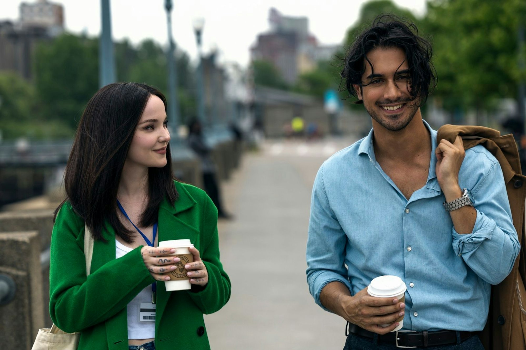 Aus einem nicht ganz zufälligen Flirt entwickelt sich eine leidenschaftliche Beziehung: Ciara (Dove Cameron) und Oliver (Avan Jogia) haben nicht nur Liebe im Sinn. (Bild: Jan Thijs, Prime / © Amazon Content Services LLC)