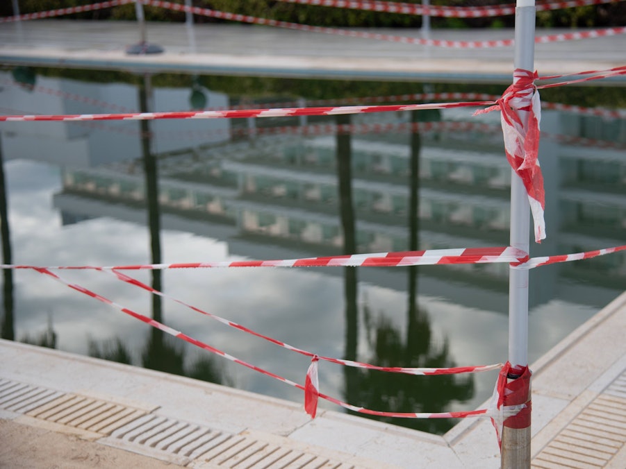Rot-weißes Absperrband am Schwimmbad