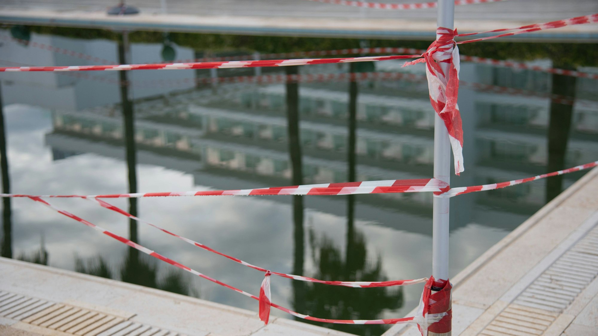 Rot-weißes Absperrband am Schwimmbad