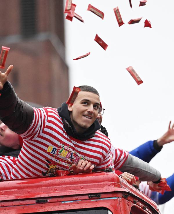 FC-Star Said El Mala wirft von einem Rosenmontagswagen aus Kamelle.