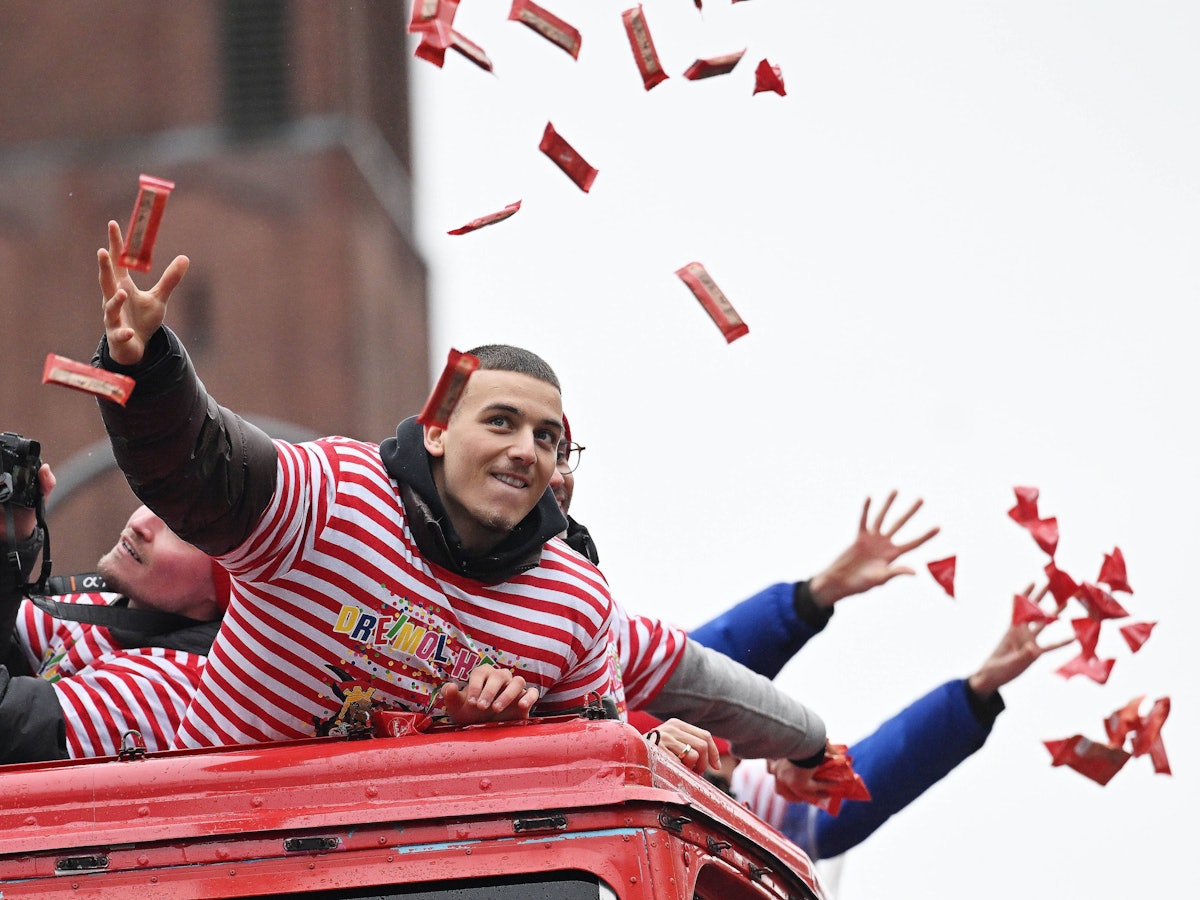 FC-Star Said El Mala wirft von einem Rosenmontagswagen aus Kamelle.