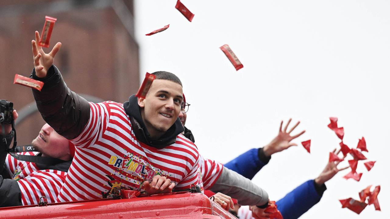 FC-Star Said El Mala wirft von einem Rosenmontagswagen aus Kamelle.