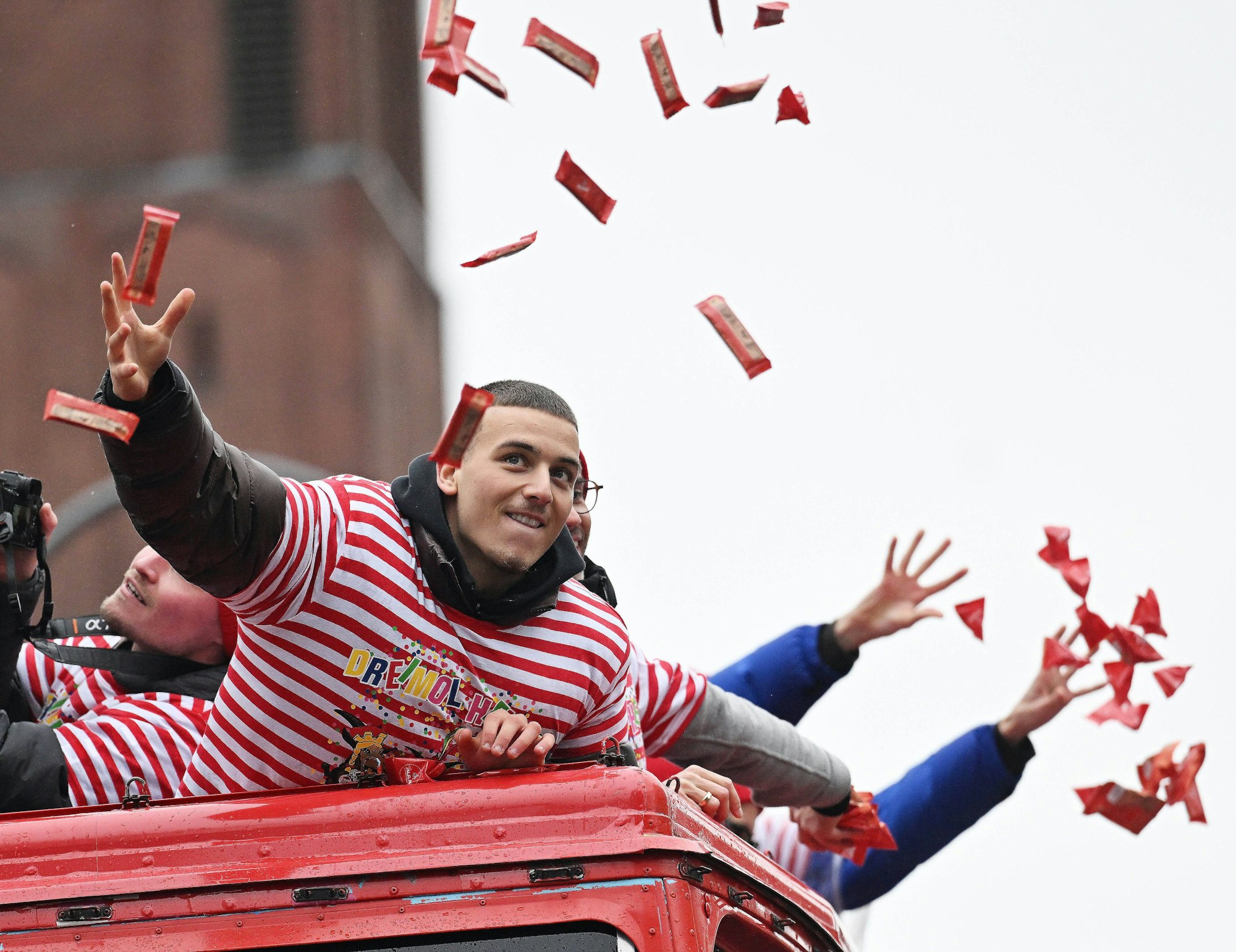 FC-Star Said El Mala wirft von einem Rosenmontagswagen aus Kamelle.