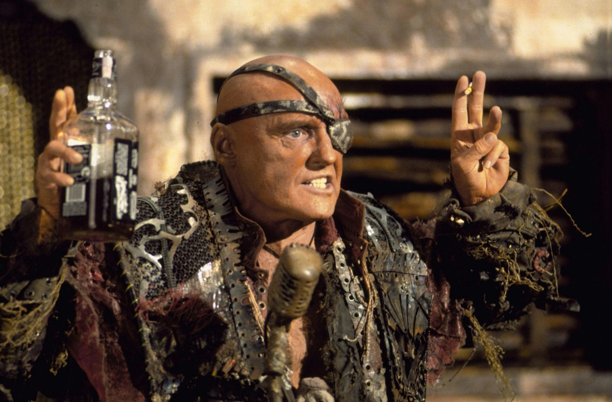 Der grausame Deacon (Dennis Hopper) ist Anführer der Smokers, einer rücksichtslosen Bande von Banditen. (Bild: 1995 Universal City Studios, Inc. All Rights Reserved.)