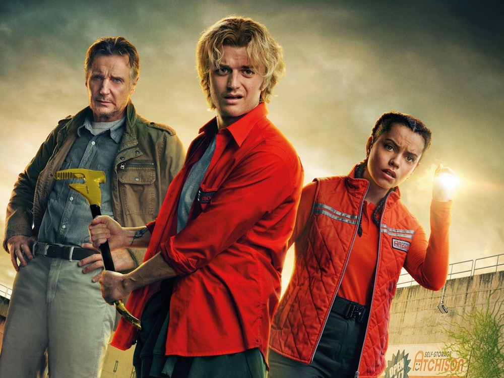 „Stranger Things“-Star Joe Keery (Mitte, mit Liam Neeson und Georgina Campbell) kämpft in „Cold Storage“ gegen einen fiesen Pilz-Parasiten. (Bild: Studiocanal GmbH)