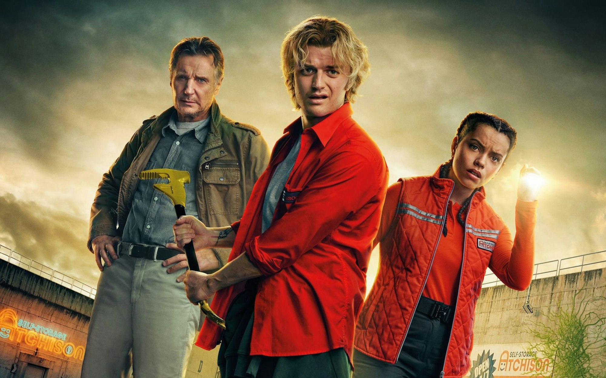 „Stranger Things“-Star Joe Keery (Mitte, mit Liam Neeson und Georgina Campbell) kämpft in „Cold Storage“ gegen einen fiesen Pilz-Parasiten. (Bild: Studiocanal GmbH)
