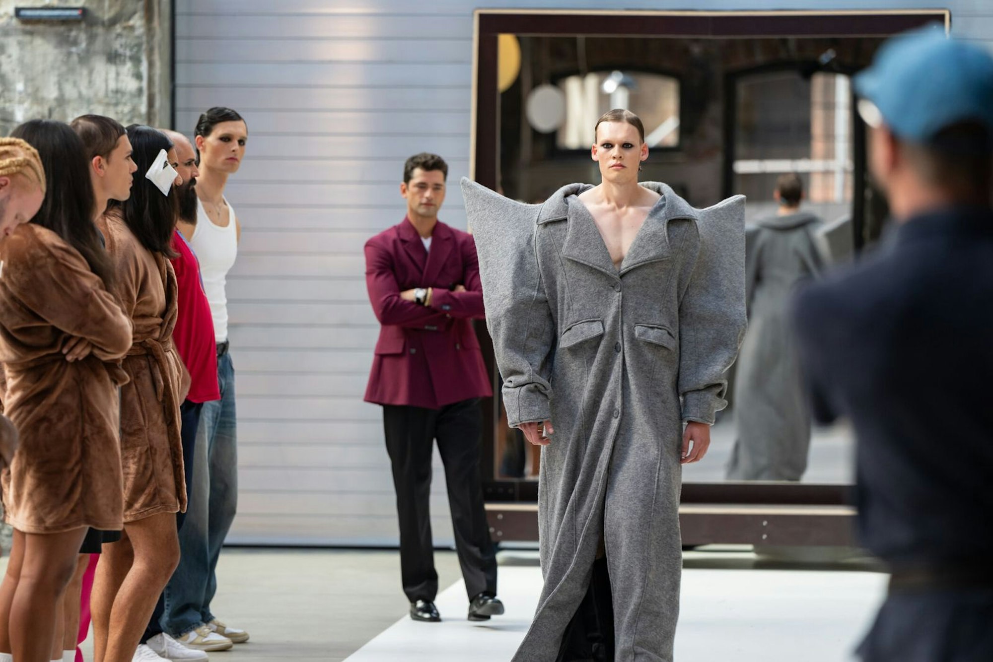 Sean O'Pry gibt Felix und den anderen Boys Tipps für ihren ersten Walk. (Bild: ProSieben/Daniel Graf)