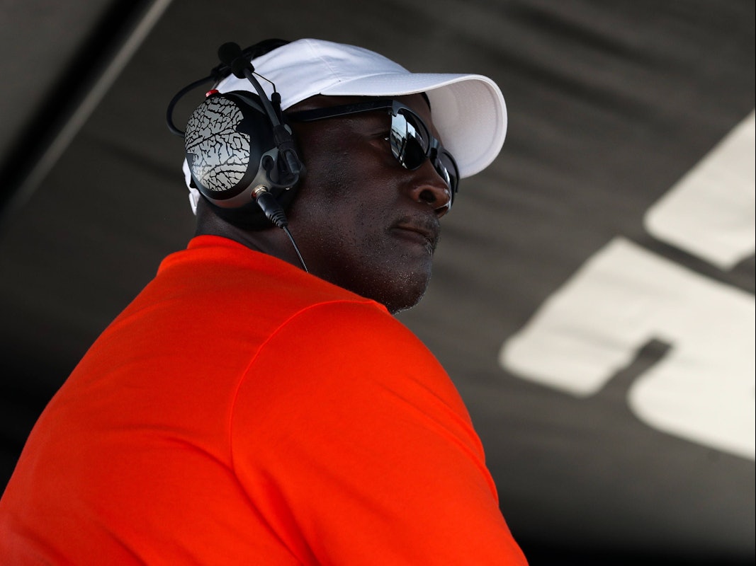 Michael Jordan beobachtet das Geschehen auf der Rennstrecke.