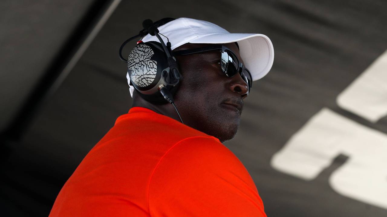 Michael Jordan beobachtet das Geschehen auf der Rennstrecke.