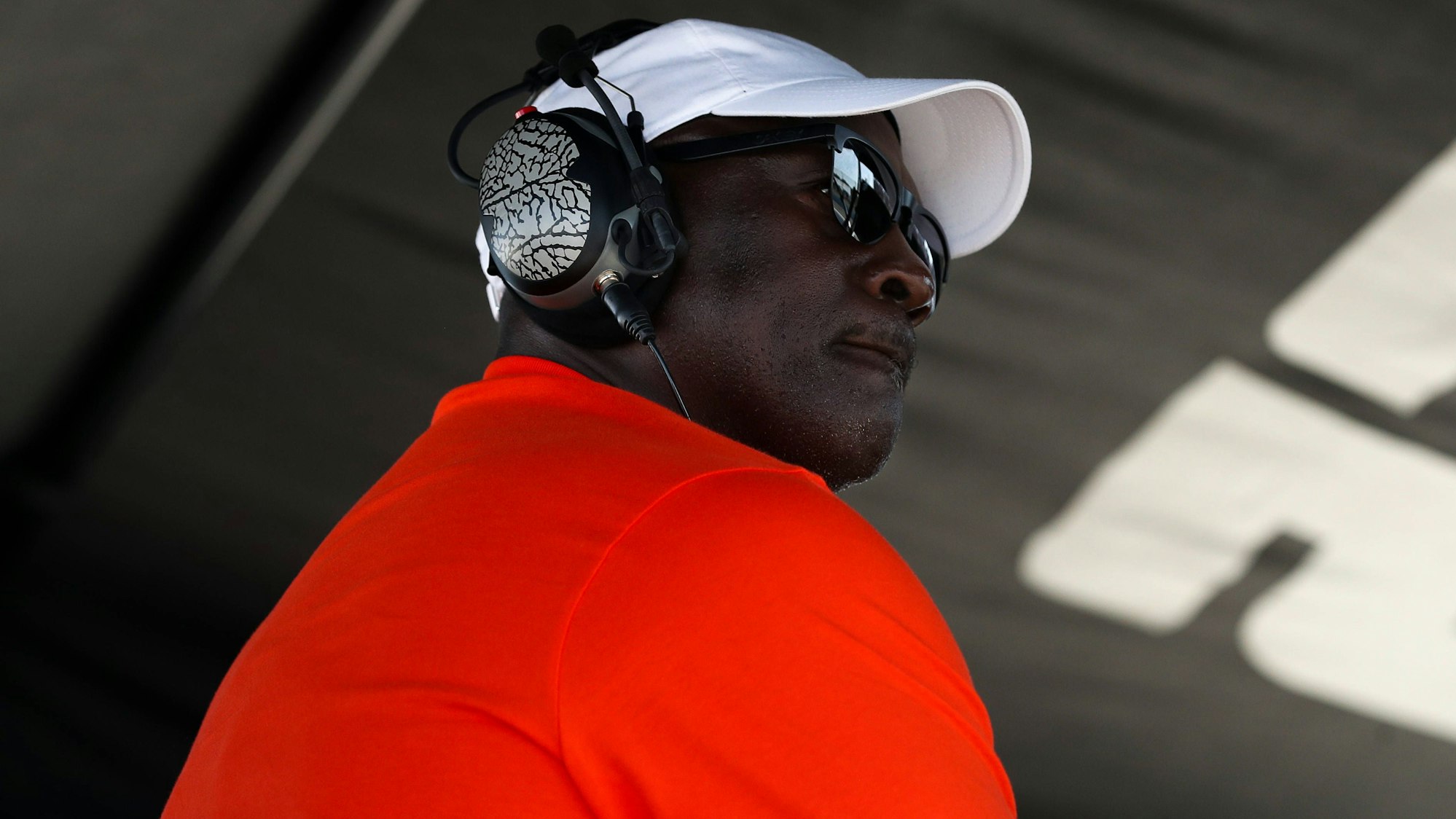 Michael Jordan beobachtet das Geschehen auf der Rennstrecke.