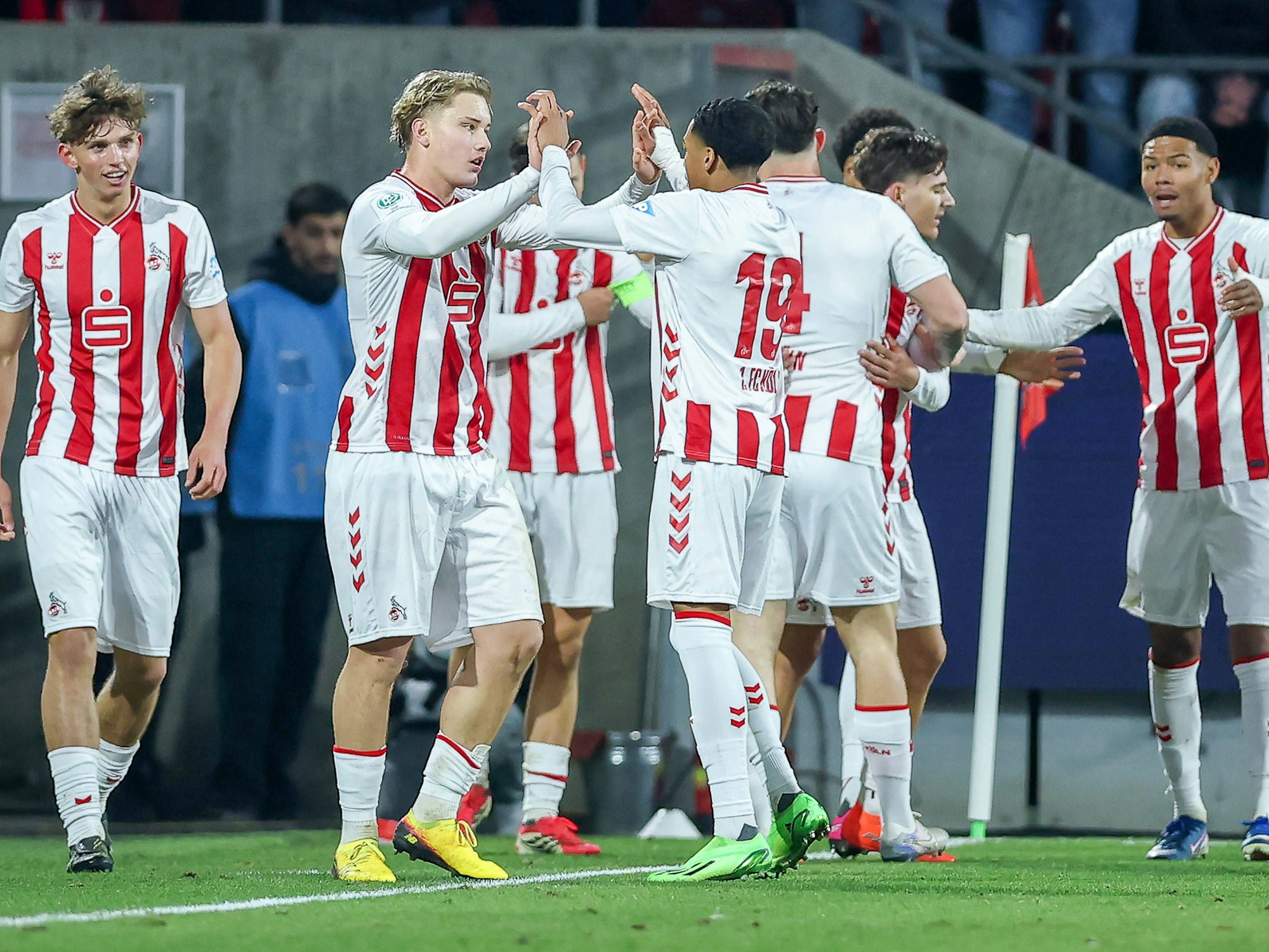 Torjubel nach dem Tor zum 1:1 durch Torschütze Fynn Schenten (U19 des 1. FC Köln) gegen Inter Mailand.