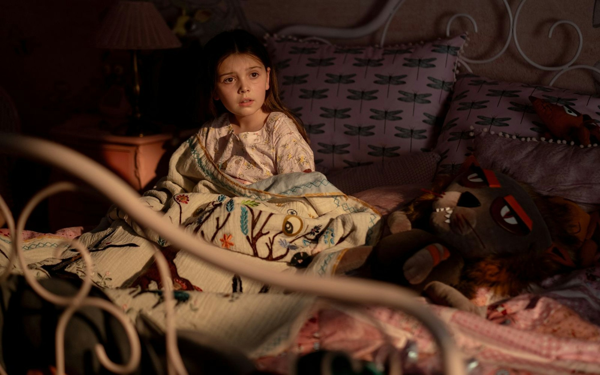 Aurora (Sophie Sloan) hat Angst vor dem Monster unter ihrem Bett. Und im Film „Dust Bunny“ erscheint das durchaus begründet. (Bild: Roadside Attractions/Lionsgate/DCM)