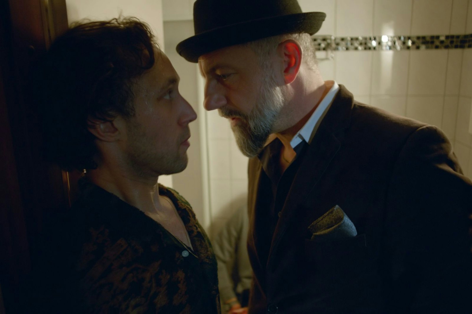 King (Das Bo, rechts) weiß nicht, ob er Remo (Ludwig Trepte, links) vertrauen kann. (Bild: ZDF/Roland Fritzenschaft)