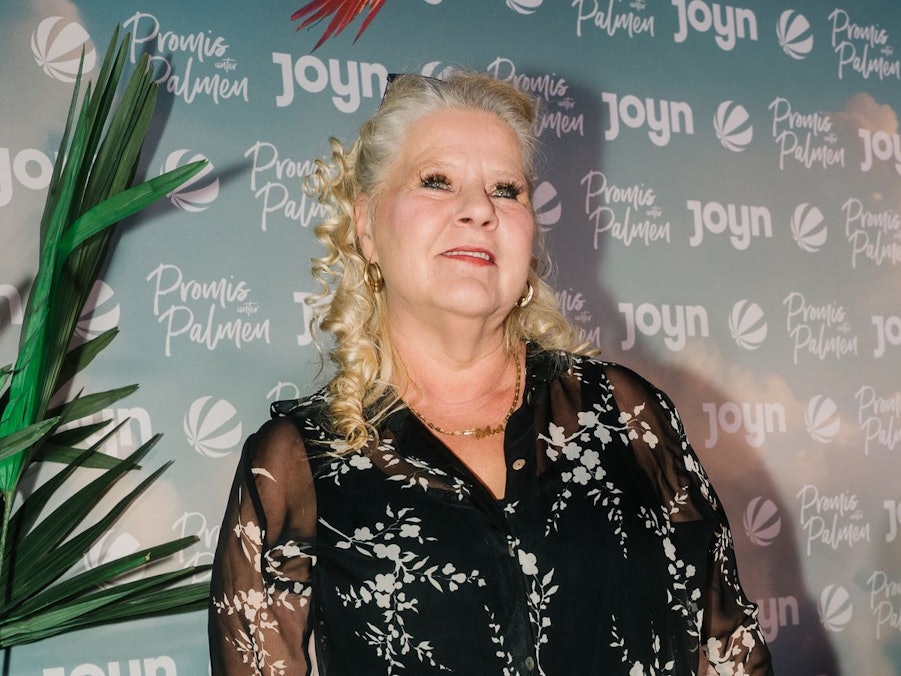 Silvia Wollny bei der Premiere von „Promis unter Palmen“ in Köln. Die elffache Mutter hat in der Show über den Streit mit ihrer Tochter Calantha gesprochen. (Bild: Joyn/ Joshua Schneider)