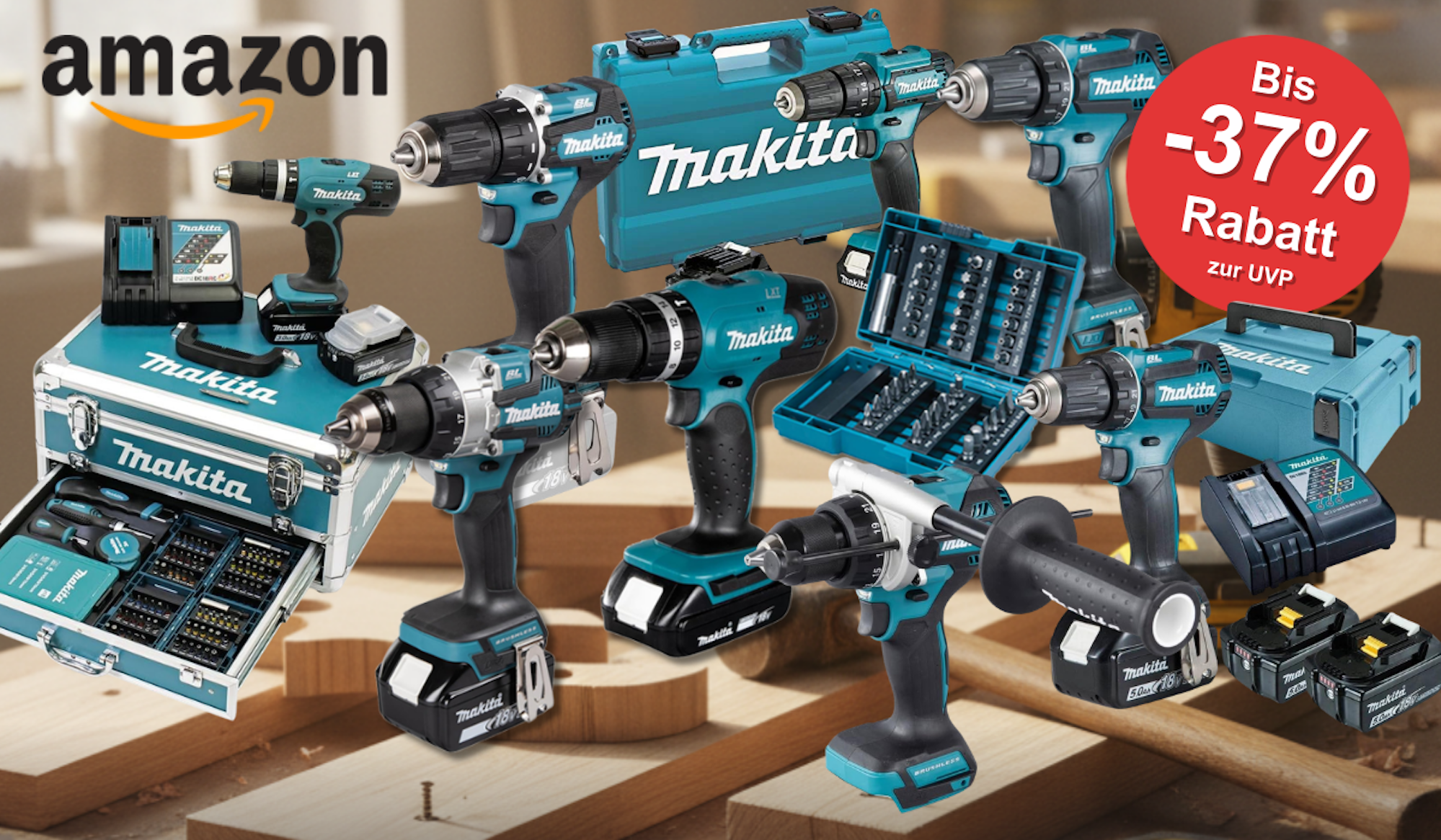 Makita Akku-Bohrschrauber und Akku-Schlagbohrschrauber in Sets und einzeln vor einem Hintergrund einer Werkstatt in weihnachtlichem Ambiente.