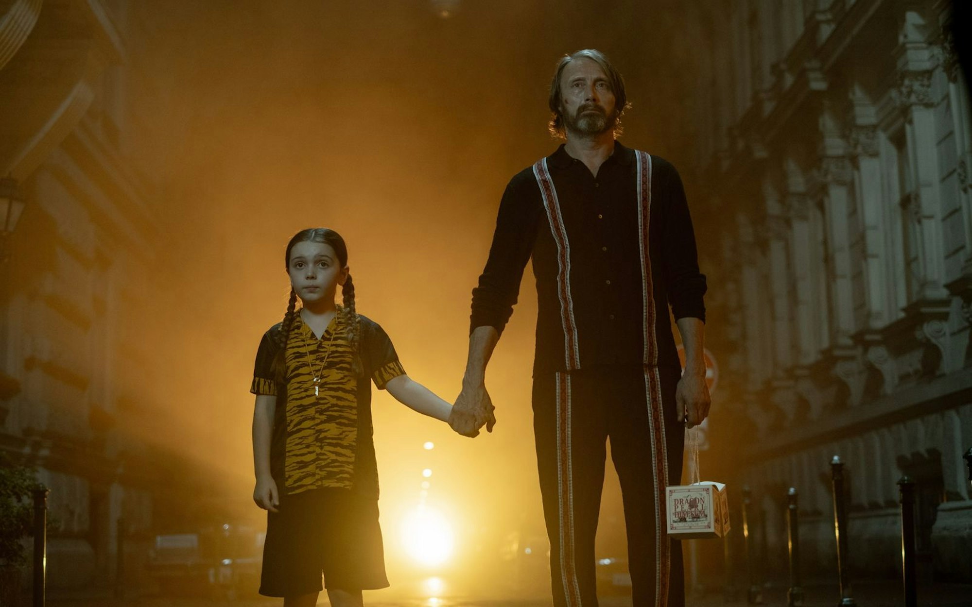 Die achtjährige Aurora (Sophie Sloan) engagiert ihren Nachbarn aus der Wohnung 5B (Mads Mikkelsen), damit der das Monster unter ihrem Bett tötet. (Bild: Roadside Attractions/Lionsgate/DCM)