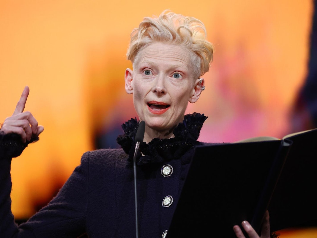 Schauspielerin Tilda Swinton (hier bei der Berlinale 2025) ist eine der Prominenten, die sich in einem offenen Brief an das Festival gewandt haben. (Bild: 2025 Getty Images/Sebastian Reuter)