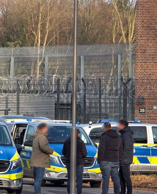 Einsatzkräfte der Polizei stehen an der LVR-Klinik in Bedburg-Hau. Dort soll es eine mögliche Bedrohungslage geben, der Bereich ist abgesperrt.