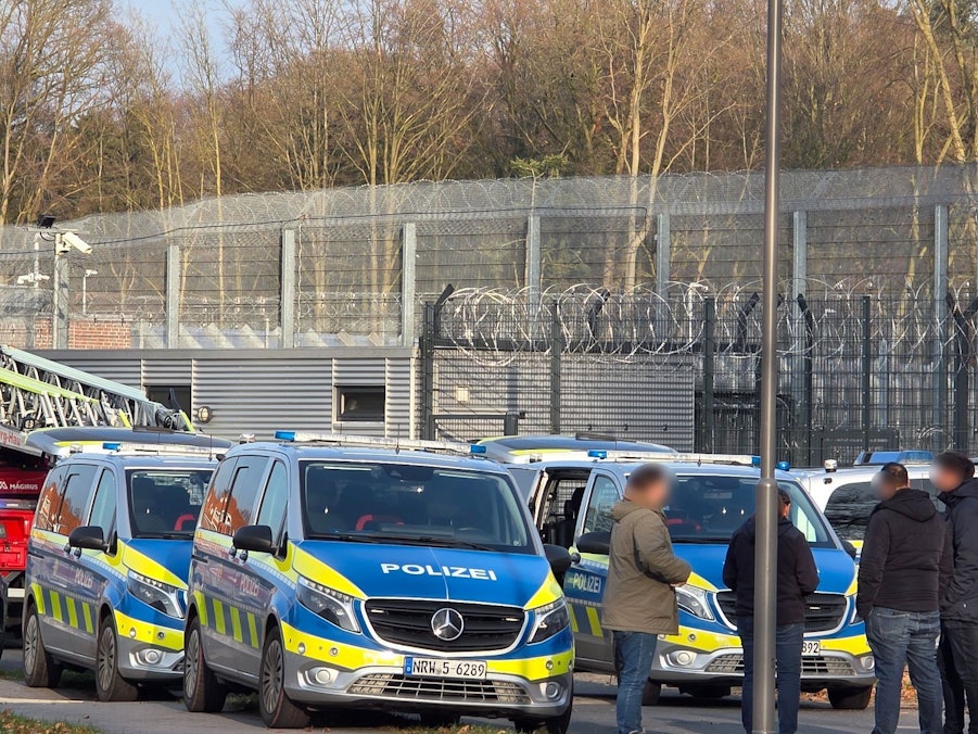 Einsatzkräfte der Polizei stehen an der LVR-Klinik in Bedburg-Hau. Dort soll es eine mögliche Bedrohungslage geben, der Bereich ist abgesperrt.