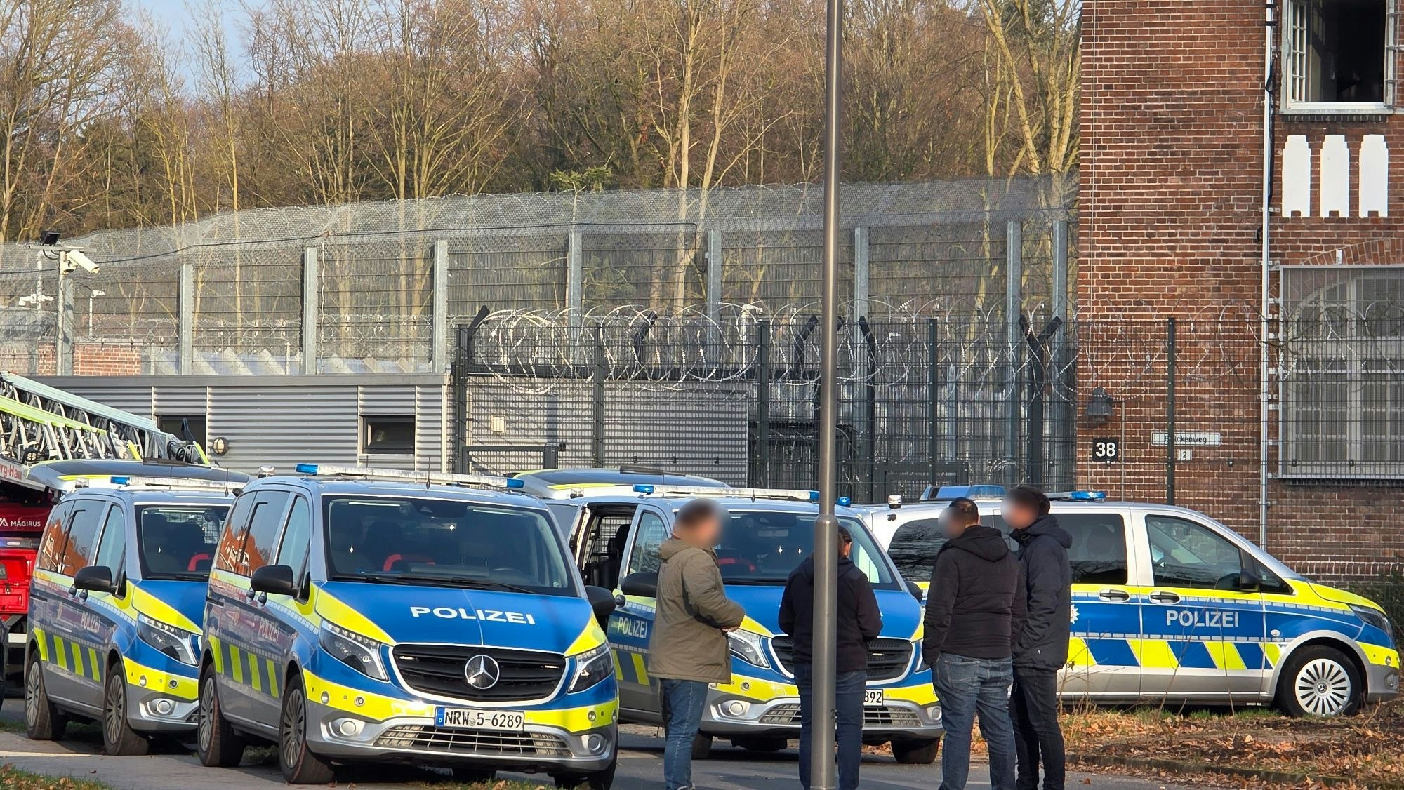 Einsatzkräfte der Polizei stehen an der LVR-Klinik in Bedburg-Hau. Dort soll es eine mögliche Bedrohungslage geben, der Bereich ist abgesperrt.