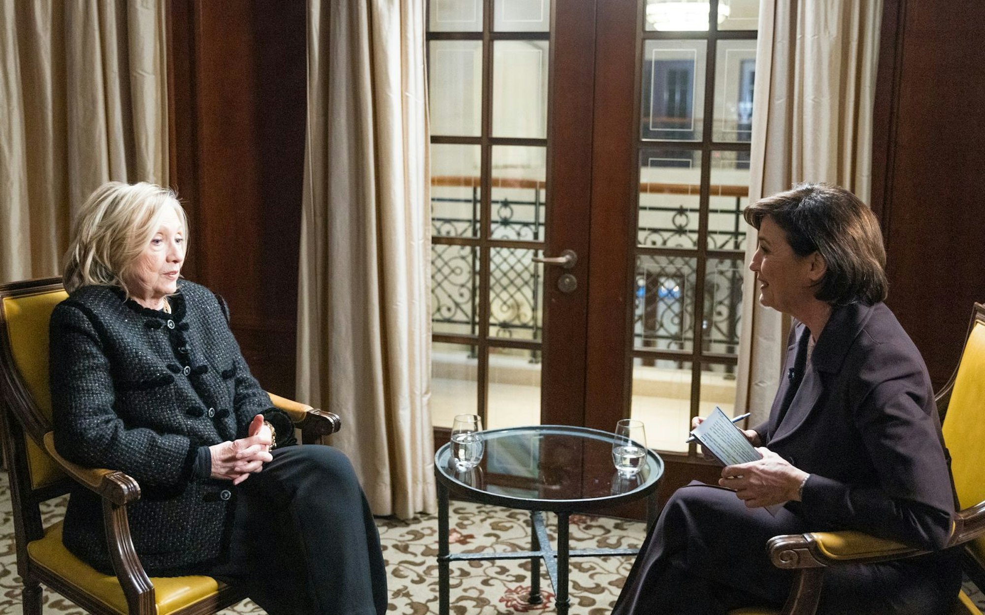 Hillary Clinton (links) hat bei Sandra Maischberger über Jeffrey Epstein und Donald Trump gesprochen. (Bild: WDR/Thomas Kierok)