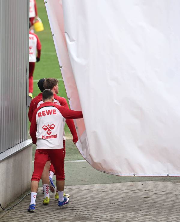 Luca Waldschmidt, Marius Bülter und Said El Mala gehen zum Geheimtraining ins Franz-Kremer-Stadion.