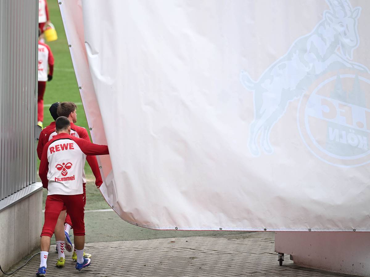 Luca Waldschmidt, Marius Bülter und Said El Mala gehen zum Geheimtraining ins Franz-Kremer-Stadion.