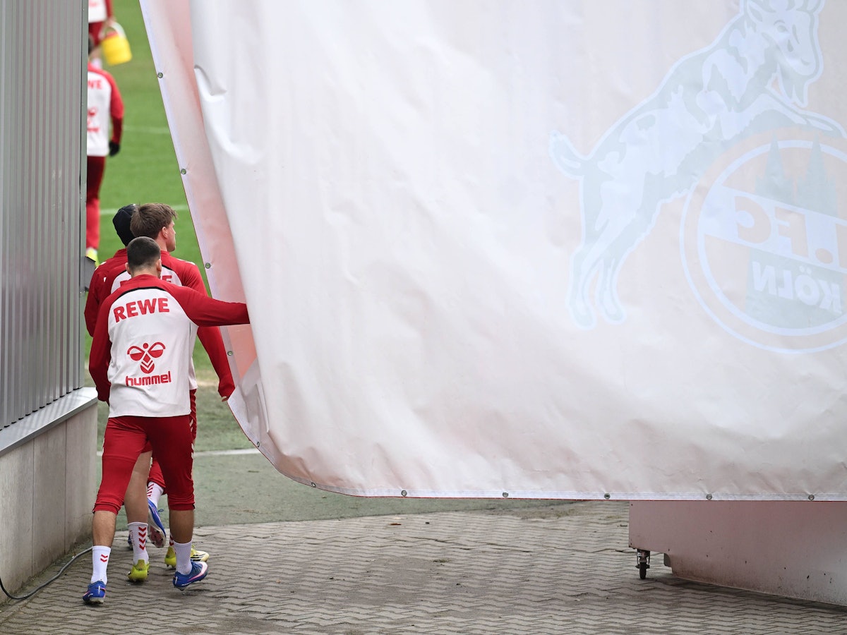 Luca Waldschmidt, Marius Bülter und Said El Mala gehen zum Geheimtraining ins Franz-Kremer-Stadion.