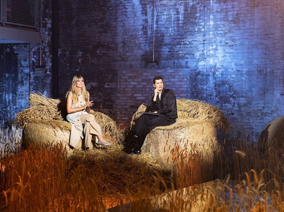 Heidi Klum wird von Gastjuror und Supermodel Sean O'Pry unterstützt. (Bild: ProSieben/Daniel Graf)