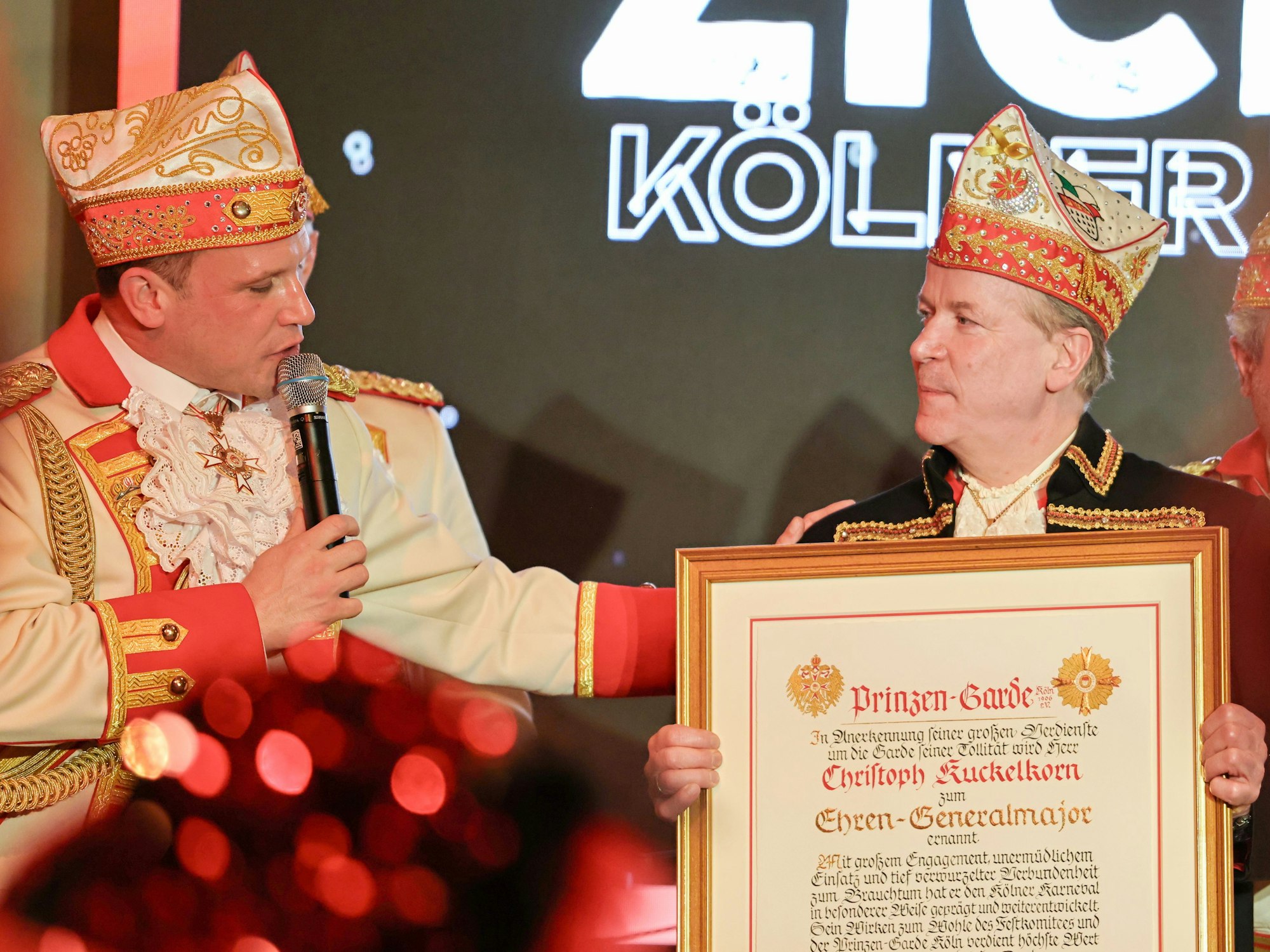 Marcel Kappestein überreicht Christoph Kuckelkorn eine Urkunde.