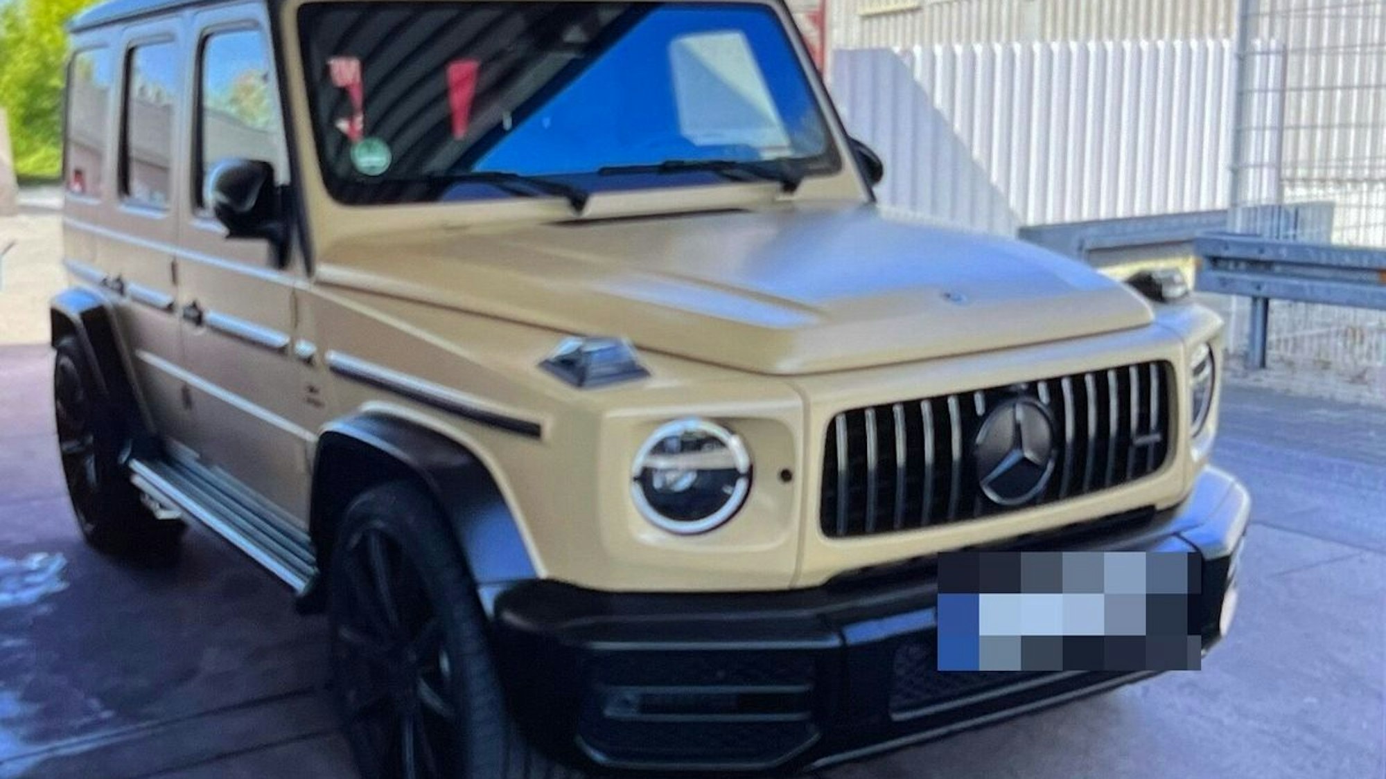 Ein sandgelber Mercedes-AMG, Symbolbild.