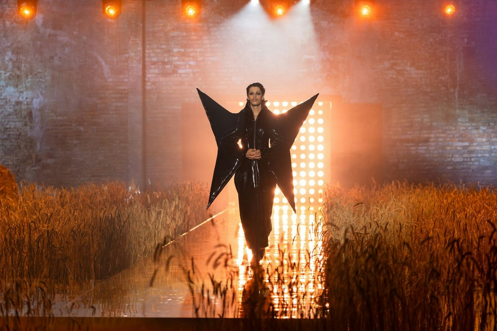 Alexavius darf die Show eröffnen, läuft jedoch ziemlich „lahm“. (Bild: ProSieben/Daniel Graf)