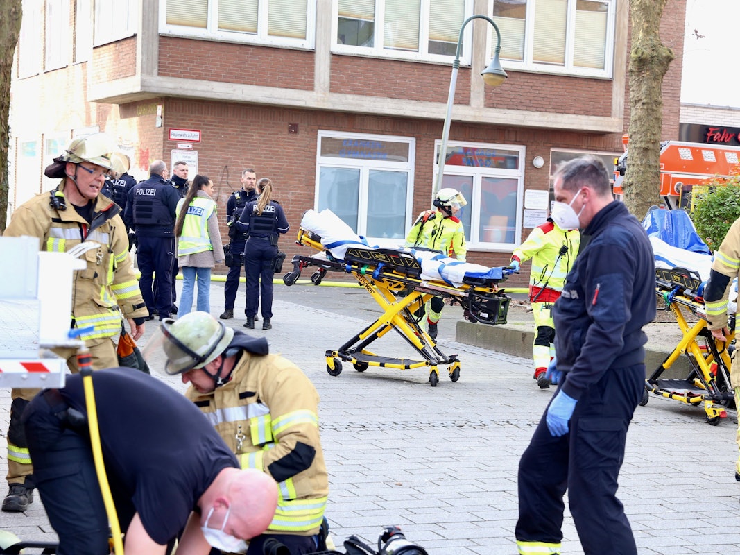 Feuerwehreinsatz wegen Kellerbrand im Düsseldorfer Stadtteil Garath.