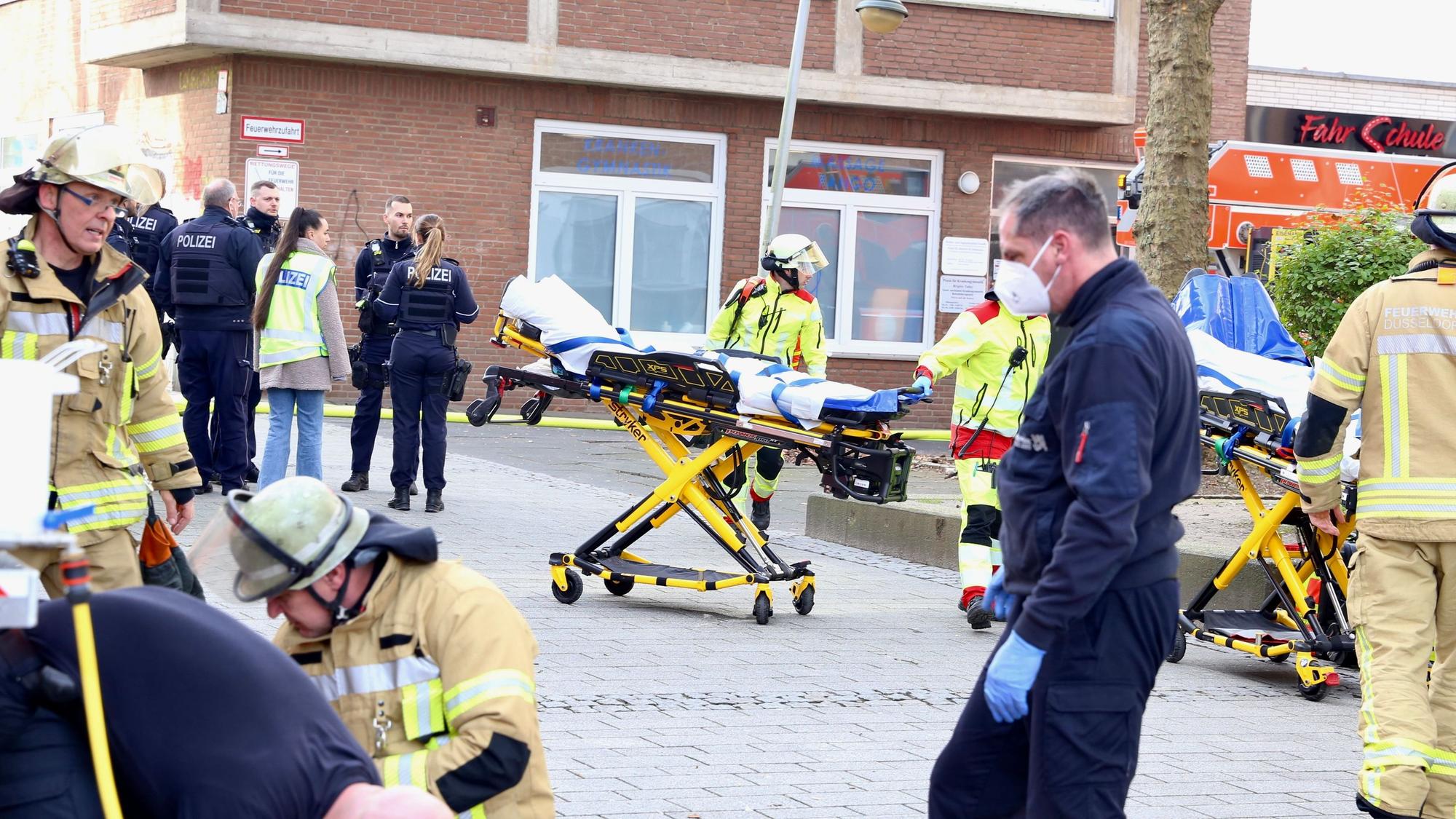 Feuerwehreinsatz wegen Kellerbrand im Düsseldorfer Stadtteil Garath.