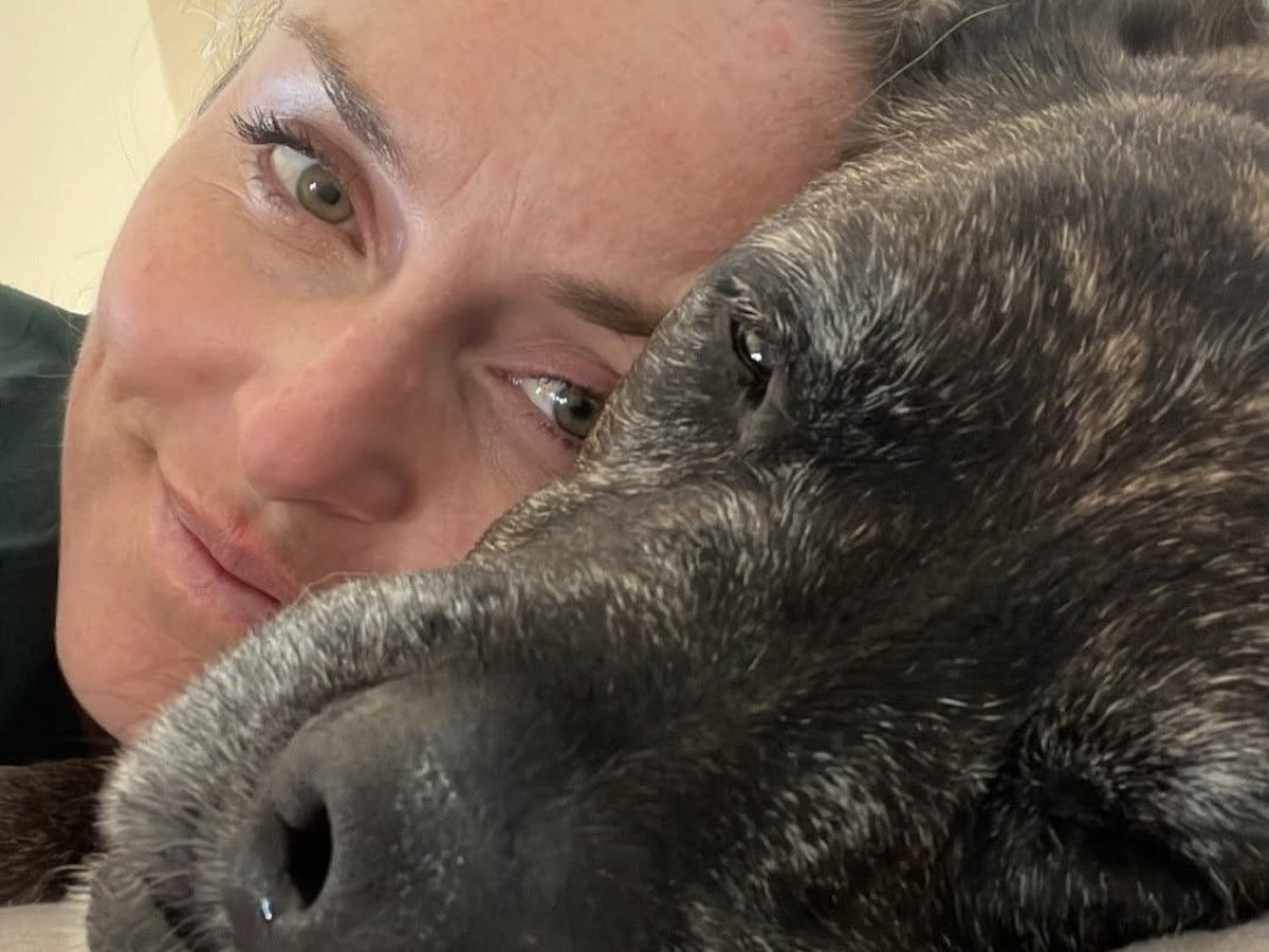 Lindsey Vonn auf einem gemeinsamen Foto mit Hund Leo.