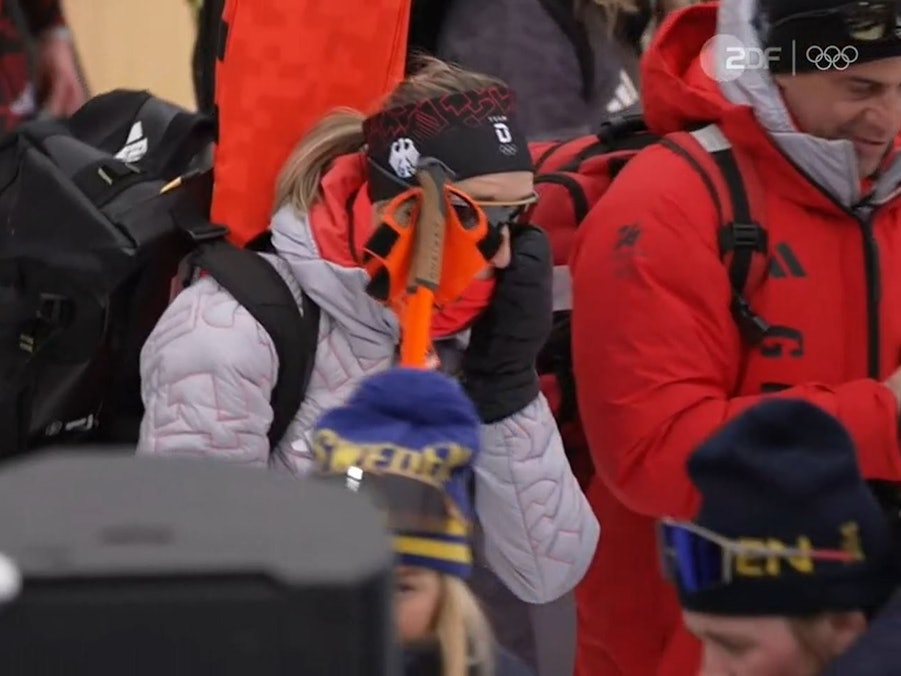 Franziska Preuß wischt sich mit dem Handschuh über das Gesicht.