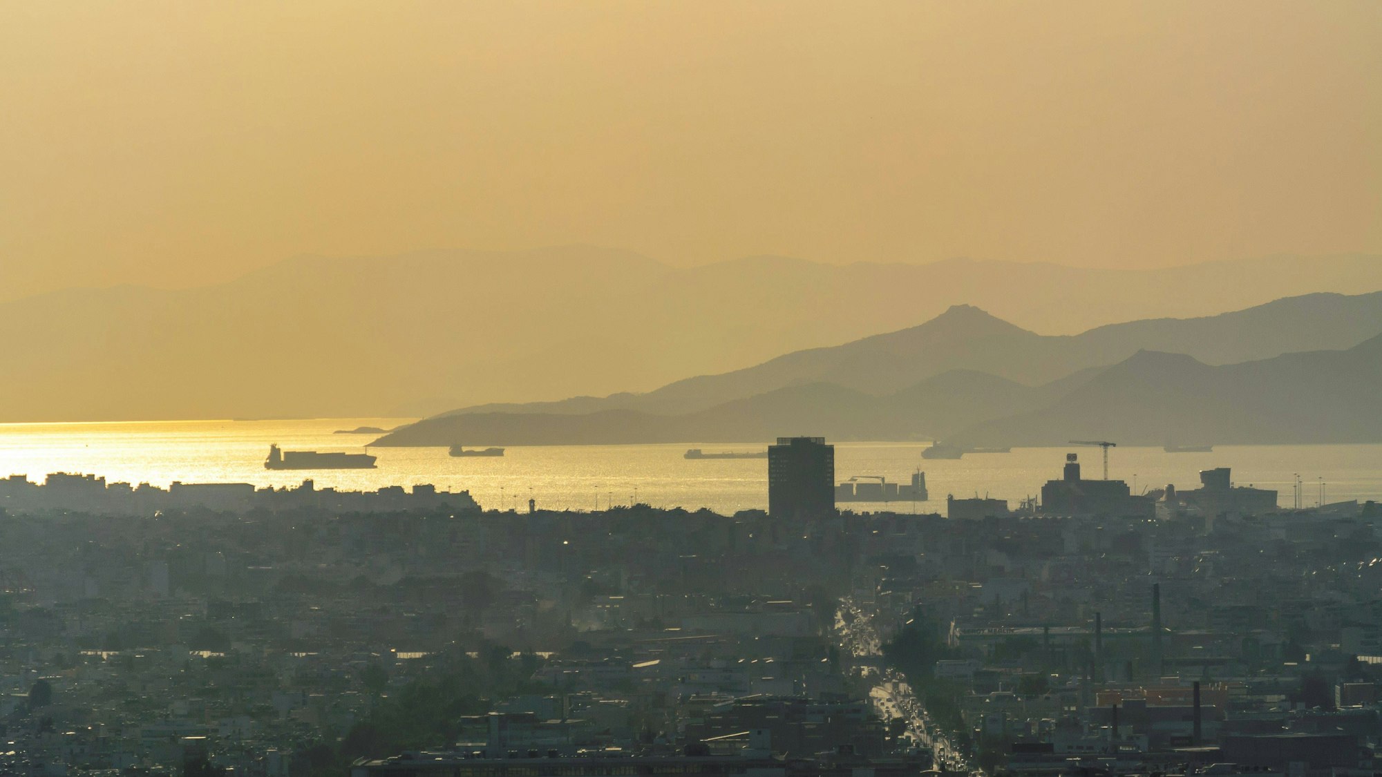 Hafen von Piräus im Abendlicht