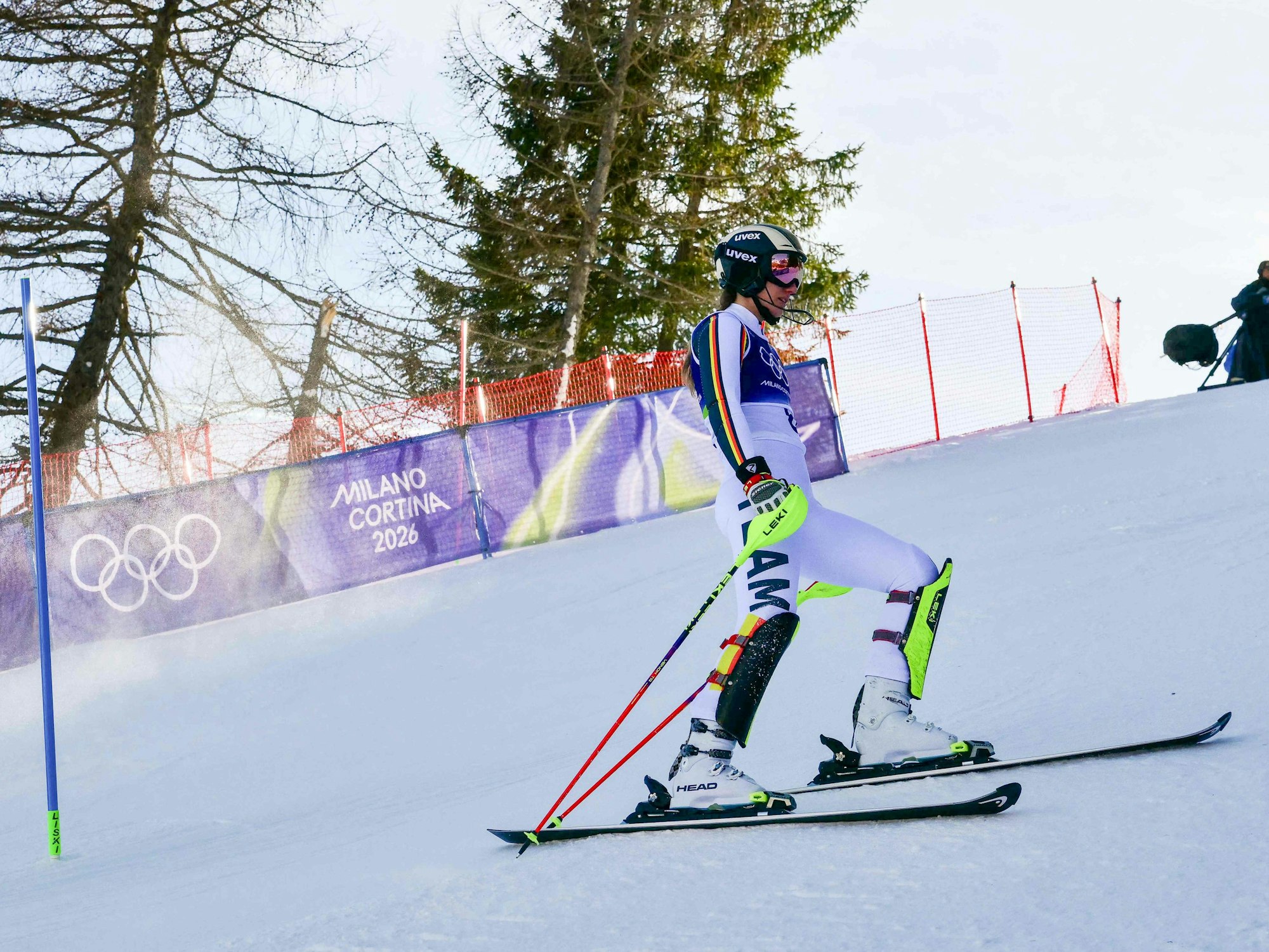 Lena Dürr steht ratlos auf der Strecke.