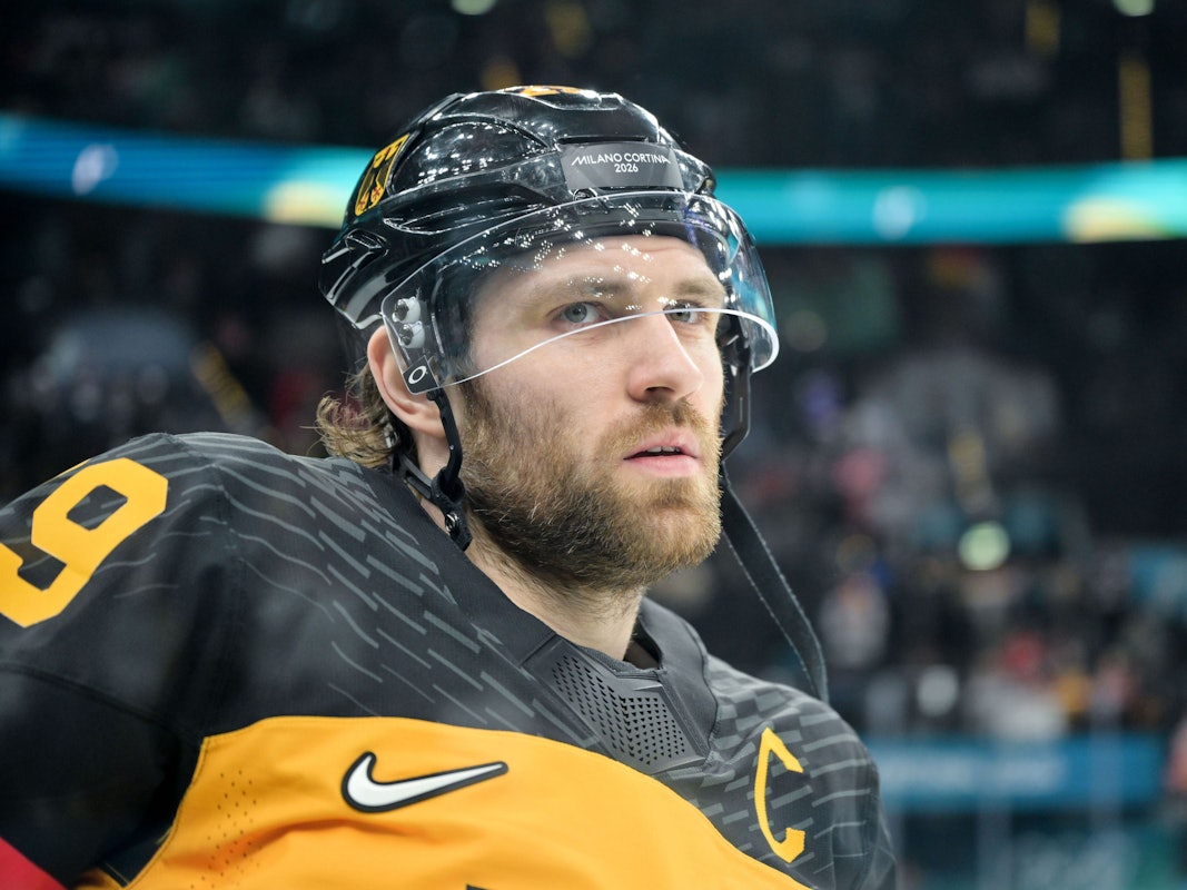 Leon Draisaitl schaut an der Kamera vorbei.