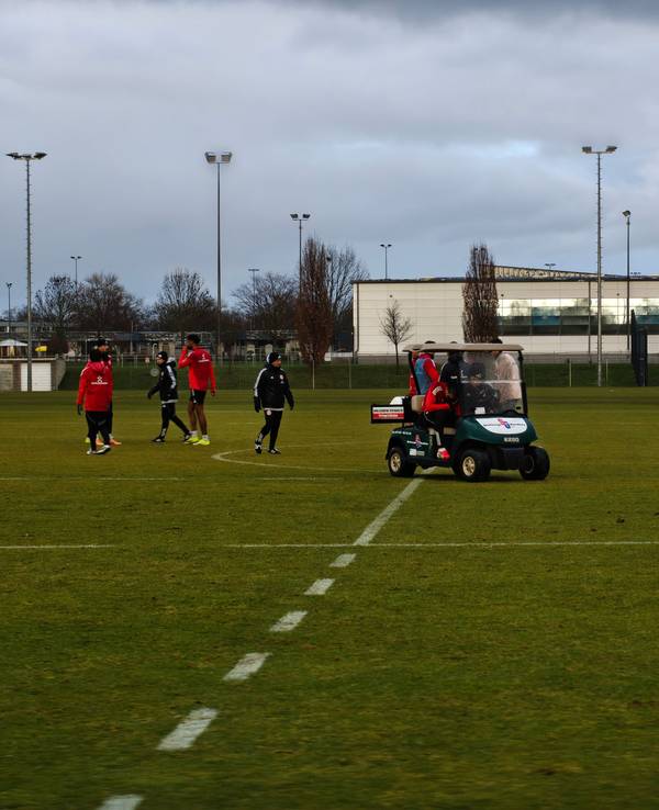 Ein Golfcart fährt auf dem Trainingsplatz von Fortuna Düsseldorf.