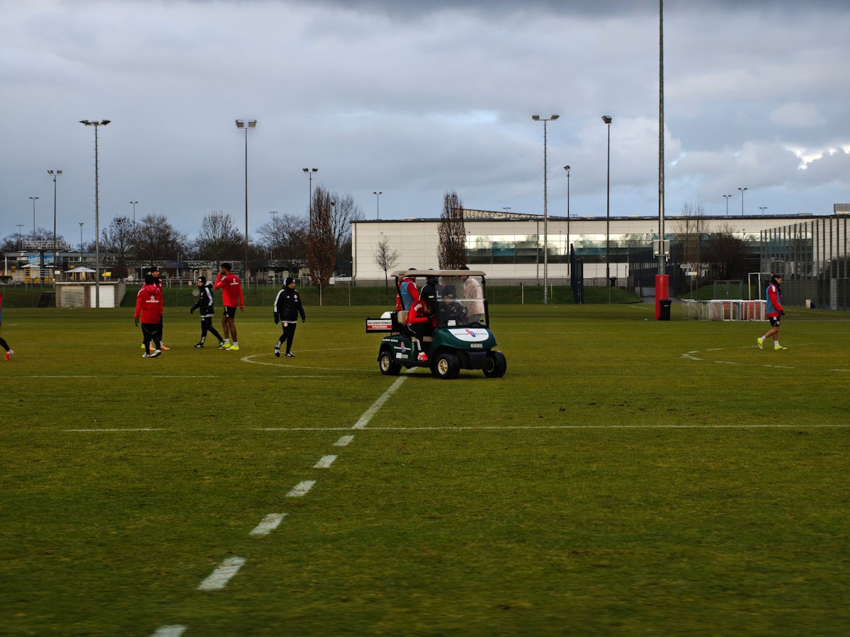 Ein Golfcart fährt auf dem Trainingsplatz von Fortuna Düsseldorf.