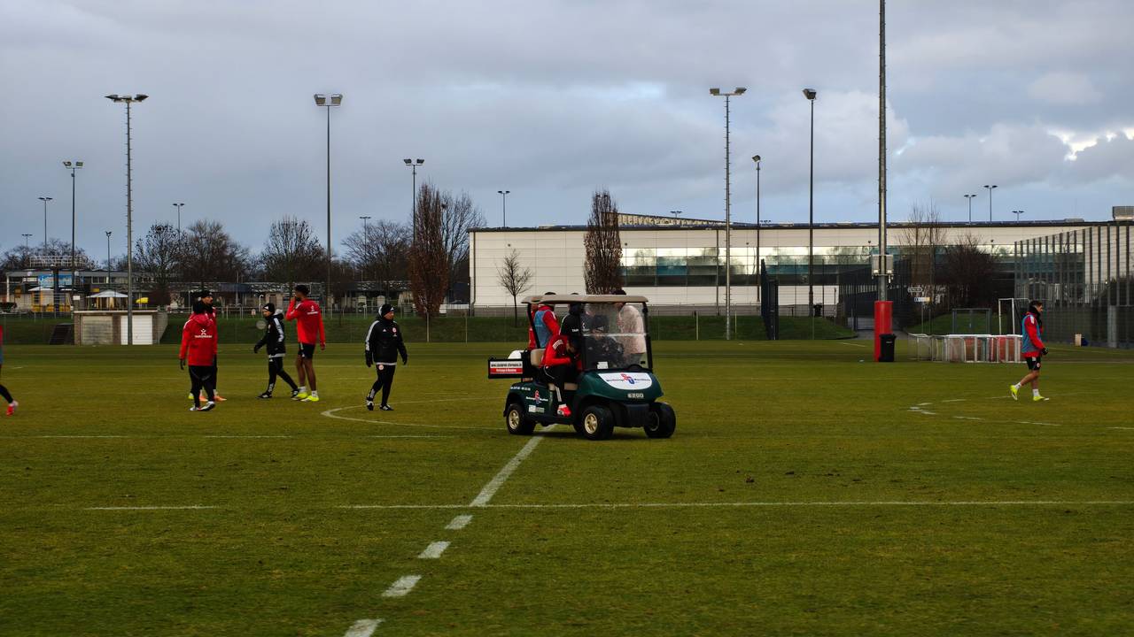 Ein Golfcart fährt auf dem Trainingsplatz von Fortuna Düsseldorf.