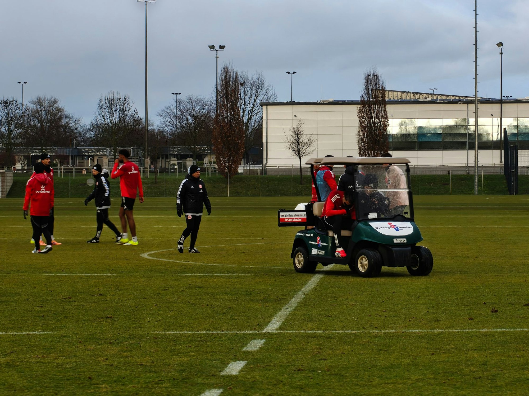 Ein Golfcart fährt auf dem Trainingsplatz von Fortuna Düsseldorf.